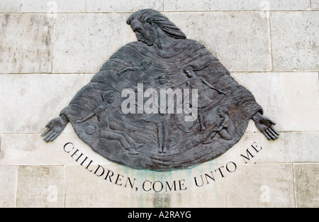 Memorial a 144 persone 116 dei loro figli uccisi il 21 ottobre 1966 quando una punta di carbone rifiuti fatta scorrere sul villaggio di Aberfan Foto Stock