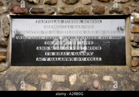 Memorial Garden per 144 persone 116 dei loro figli uccisi 21 ottobre 1966 punta di carbone rifiuti fatta scorrere sul villaggio di Aberfan Foto Stock