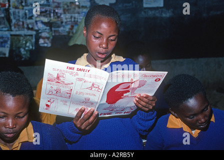 Keniote scuola primaria ragazza la lettura ad alta voce in aula nella scuola rurale vicino a Nairobi in Kenya Foto Stock