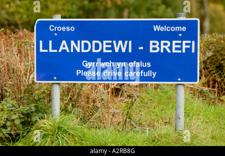 Welsh bilingue Lingua Inglese blu segno di benvenuto al di fuori del villaggio di Llanddewi Brefi Galles Ceredigion REGNO UNITO Foto Stock