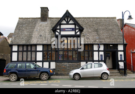 Mock Tudor in bianco e nero con cornice in legno NatWest bank in lingua gallese villaggio di Tregaron Ceredigion West Wales UK Foto Stock