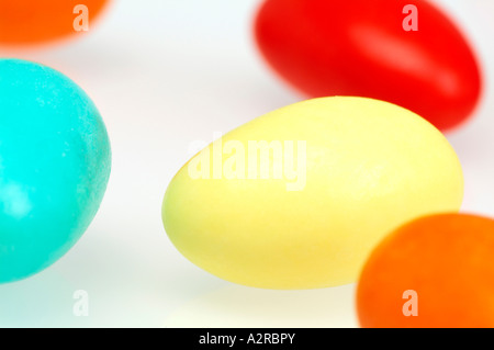 Confetti sulla superficie bianca Foto Stock