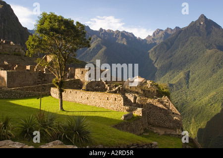 Vista del Machu Picchu incluso montagne circostanti il Perù Foto Stock