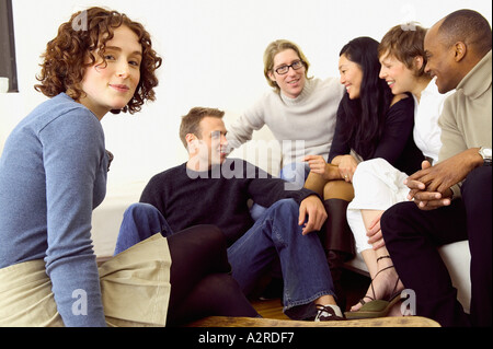 Gli amici di parlare nella stanza vivente Foto Stock