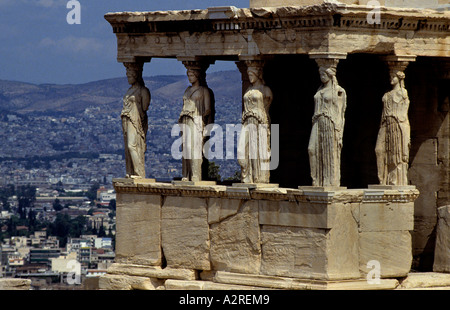 Portico delle Cariatidi al Erechteion Il Partenone è un tempio della dea greca Athena, costruito nel V secolo A.C. Foto Stock