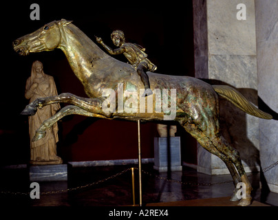 Il jockey di Artemision Artemis ragazzo di bronzo sul museo del cavallo Foto Stock