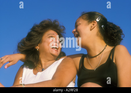 Ispanico madre e figlia ventenne di ridere Foto Stock