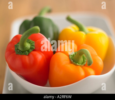 Quattro i peperoni in una ciotola Foto Stock