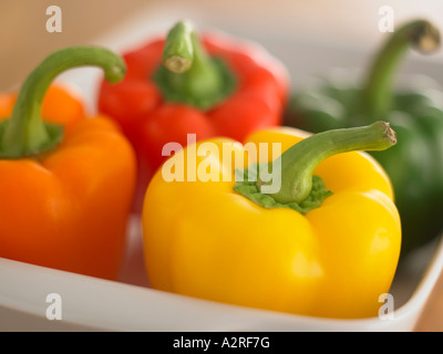 Quattro i peperoni in una ciotola Foto Stock