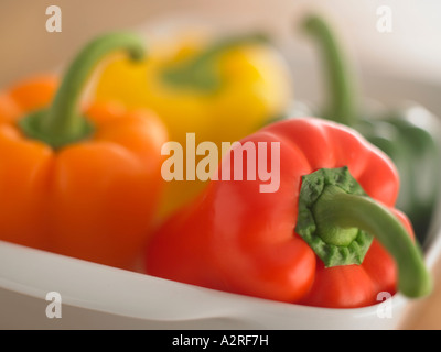 Quattro i peperoni in una ciotola Foto Stock