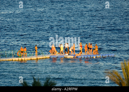 Piattaforma di nuoto subacqueo base HOUSEREEF house reef riff Sharm el Sheikh Egitto Om El Sid Plateau persone i turisti ospiti NAVE BARCA Foto Stock