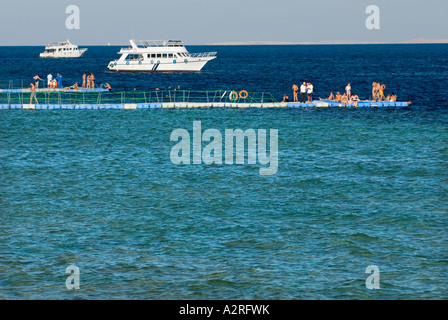 Piattaforma di nuoto subacqueo base HOUSEREEF house reef riff Sharm el Sheikh Egitto Om El Sid Plateau persone i turisti ospiti NAVE BARCA Foto Stock