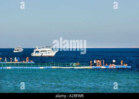 Piattaforma di nuoto subacqueo base HOUSEREEF house reef riff Sharm el Sheikh Egitto Om El Sid Plateau persone i turisti ospiti NAVE BARCA Foto Stock