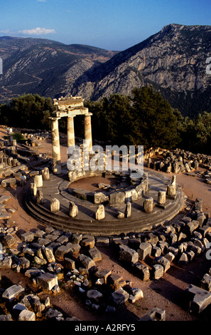 Tholos di Delfi - antiche strutture del Santuario di Atena Pronaia a Delfi, tempio circolare, 7th secolo AC, Grecia greca, Foto Stock