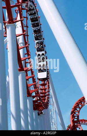 Roller Coaster / Rollercoaster chiamato 'Scream macchina', persone a cavallo Parco Divertimenti il brivido della corsa Foto Stock