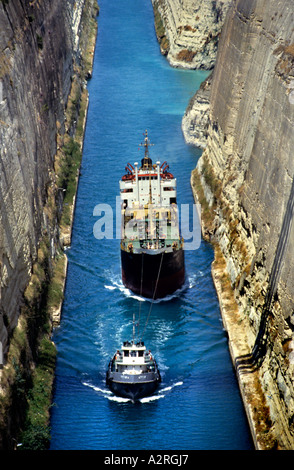 Rimorchiatore contenitore leader ship attraverso il Canale di Corinto in Grecia Foto Stock