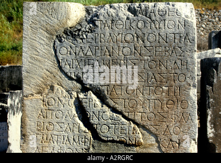 Antica iscrizione greca all'imperatore Adriano a Delfi, classica epigrafia greca che dedica una lettera d'onore all'imperatore romano Adriano Focide Grecia. Foto Stock