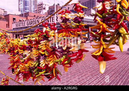 Il Pike Place Market, Seattle, nello Stato di Washington, Stati Uniti d'America - Peperoncino appeso sul display per la vendita Foto Stock
