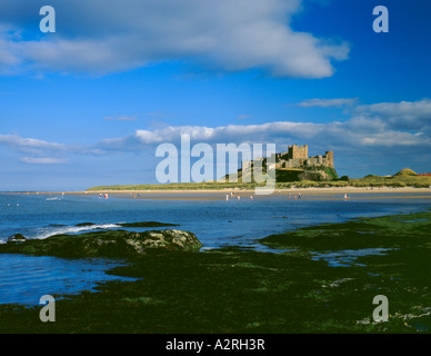 Il castello di bamburgh visto sopra la spiaggia, bamburgh, Northumberland, Inghilterra, Regno Unito. Foto Stock