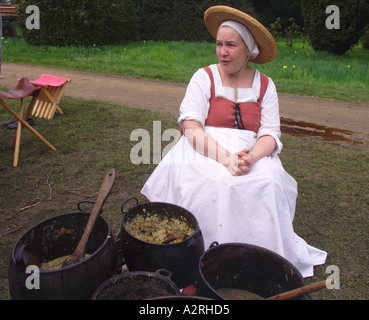 Donna in costume Kentwell Hall Suffolk in Inghilterra Foto Stock