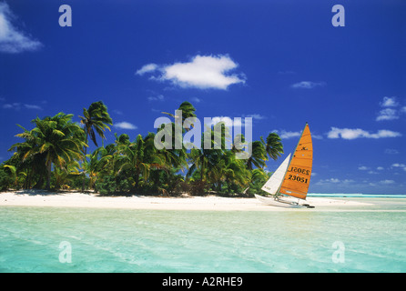 Catamarano in corrispondenza di un piede di isola in isola di Aitutaki Lagoon che fa parte delle Isole Cook arcipelago nel Pacifico del Sud Foto Stock