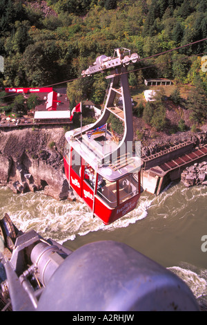 Hell's Gate Airtram / Cavo auto oltre il fiume Fraser e Fishway in Fraser Canyon, BC, British Columbia, Canada Foto Stock