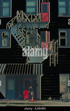 Fotografia sperimentale di immagine di una via di fuga in caso di incendi su un edificio di appartamenti Foto Stock