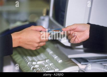 Utilizzando carta di addebito per rendere l'acquisto del negozio Foto Stock