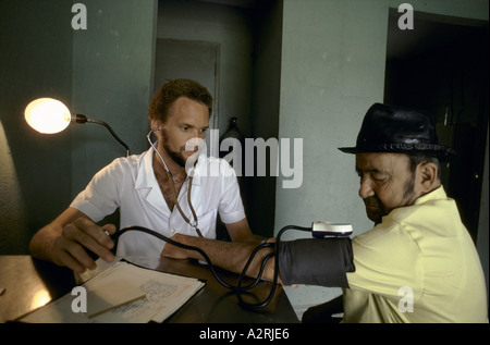 L'uomo con la sua pressione del sangue presi in una clinica in Havana, Cuba Foto Stock