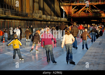 Pattinaggio sul ghiaccio presso il sito patrimonio mondiale dell'UNESCO Zollverein, Essen, Germania. Foto Stock