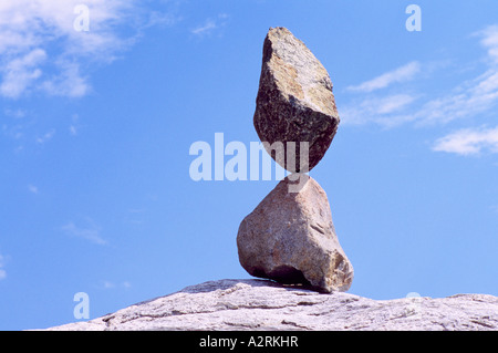 Due rocce equilibrato alla perfezione - Concetto di equilibrio Foto Stock