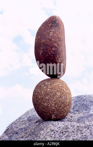 Due rocce equilibrato alla perfezione - Concetto di equilibrio Foto Stock