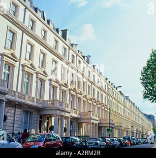 Architettura georgiana fila di appartamenti terrazzati vista lungo la strada in Randolph Avenue Maida vale, Londra Inghilterra Regno Unito KATHY DEWITT Foto Stock