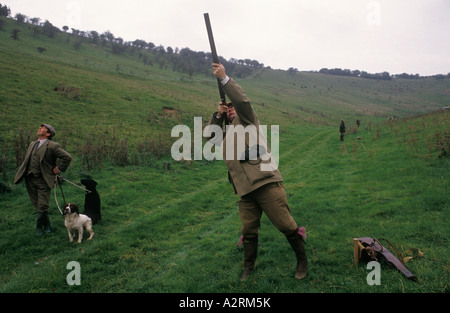 Partridge Shoot gruppo uomini vestiti con abiti tradizionali paese tiro. Proprietà privata di tiro, Gurston Down, Wiltshire UK 2000 HOMER SYKES Foto Stock