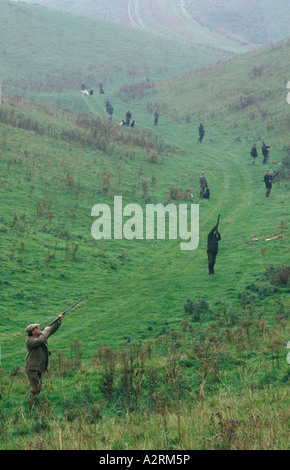 Partridge Shoot gruppo uomini vestiti con abiti tradizionali paese tiro. Proprietà privata di tiro, Gurston Down, Wiltshire UK 2000 HOMER SYKES Foto Stock