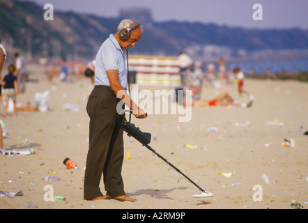Rilevatori di metal detector, uomo che abbracca la spiaggia di Eastbourne Inghilterra anni '1980 Regno Unito circa 1985 HOMER SYKES Foto Stock