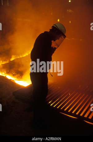 Lavoratori in fabbrica degli anni ottanta NEL REGNO UNITO. British Steel Corporation uomo lavoratore lavorando acciaio fare Port Talbot Wales UK. 80s HOMER SYKES Foto Stock