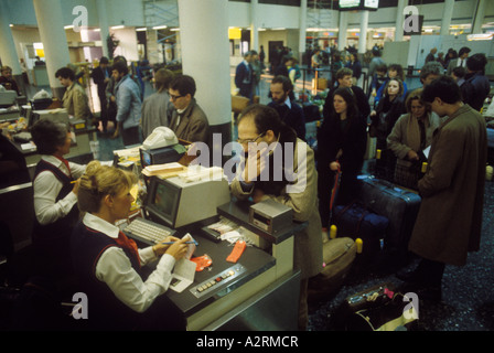 Le persone esprimono PeoplExpress 26 Maggio 1983 Primo volo dall'aeroporto di Gatwick di Londra a Newark New Jersey USA degli anni ottanta HOMER SYKES Foto Stock