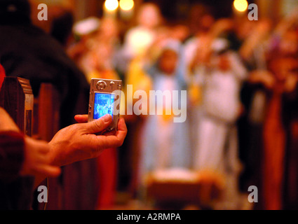 Un genitore prende foto digitali durante una Natività GIOCARE IN UNA CHIESA SOMERSET REGNO UNITO Foto Stock