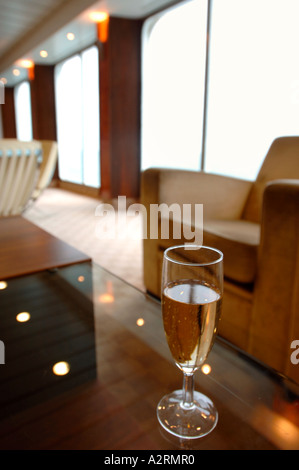 Un bicchiere di champagne nel club lounge dell'ORGOGLIO DI CANTERBURY P O TRAGHETTO A DOVER DOCKS Kent England Regno Unito Foto Stock