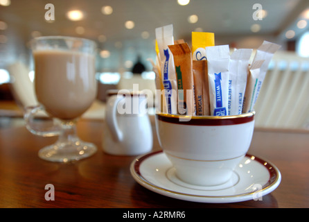 Una tazza di zucchero in bustine nel club lounge dell'ORGOGLIO DI CANTERBURY P O TRAGHETTO A DOVER DOCKS Kent England Regno Unito Foto Stock