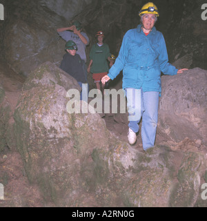 Tourist Spelunkers esplorare Riverbend caverna al Lago Horne Grotte Parco Provinciale, Isola di Vancouver, BC, British Columbia, Canada Foto Stock