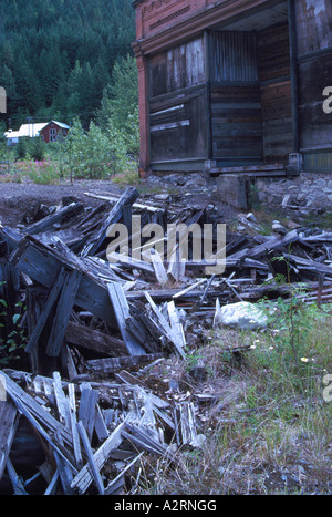 Sandon, BC, British Columbia, Canada - decrepita Casa Vecchia e detriti nella storica 'Silver Rush' Mining città fantasma, Regione di Kootenay Foto Stock