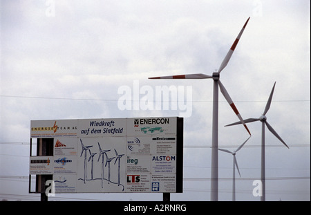 Le turbine eoliche, centrali eoliche Sintfeld vicino Lichtenau-Asseln della Renania settentrionale-Vestfalia in Germania. Foto Stock