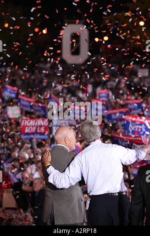 Il senatore John Kerry e John Glenn su una democratici campagna rally Ohio State University Columbus Foto Stock