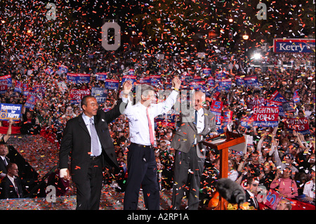 Il senatore John Kerry e il senatore John Glenn diritto su un democratici campagna rally Ohio State University Columbus Ohio Foto Stock