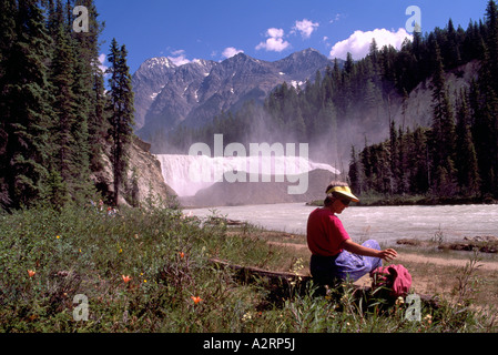 Il Fiume Kicking Horse oltre Wapta rientra nel Parco Nazionale di Yoho della Columbia britannica in Canada Foto Stock