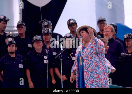 Rita MacNeil - il paese canadese e cantante di musica Folk - e gli uomini della Deeps - un minatore di carbone il coro - canto sul palco Foto Stock