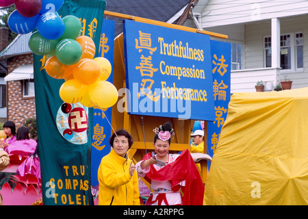 Il Falun Gong aka Falun Dafa praticanti marciare in parata Pacifico, Vancouver, BC, British Columbia, Canada Foto Stock