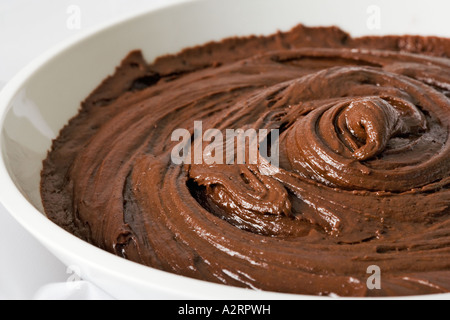 Ravvicinata di un mix di cioccolato bianco ciotola porcelian Studio shot Foto Stock